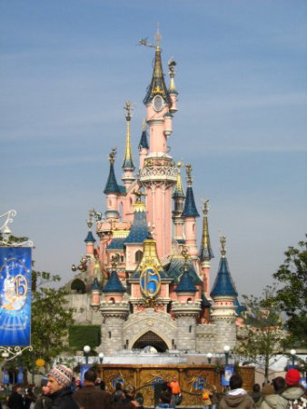 Il giorno dopo ad Eurodisney. Naturale tappa per i miei gringhelli, ormai cresciutelli anche loro. Se vogliamo fare un paragone con Gardaland, devo dire che Eurodisney è più coreografica, i particolari più curati, naturalmente tutto legato al mondo Disney, Topolino, Paperino e Co., ma anche ai più moderni e recenti Toy Story e Re Leone.