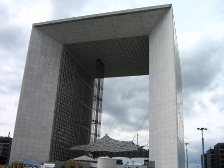 La Defence ed il Grand Arc. Ai Parigini non bastava la Torre Eifell e l'arco di trionfo; i più moderni hanno voluto lasciare un'impronta importante. Questo grande cubo con le due facce aperte è veramente mastodontico. Gran fatica per raggiungerlo, sali la scalinata, raggiungi la spianata e ti becchi il vento freddo che soffia da ovest ad est. Ce la potrò fare, visiterò anche il 'Grand Arc'.
