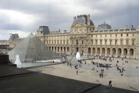 Il Louvre. C'ero già stato, ma non me lo ricordavo così grande. La cosa che mi è più piaciuta è l'aver trasmesso ai miei gringhelli un'immagine dell'Italia bella ed artistica. Al Louvre si trovano tanti dipinti dei nostri celebri pittori. Tutti i più importanti e famosi. Leonardo da Vinci, Giotto, Raffaello, Mantegna e molti altri anche meno noti, ma italiani.