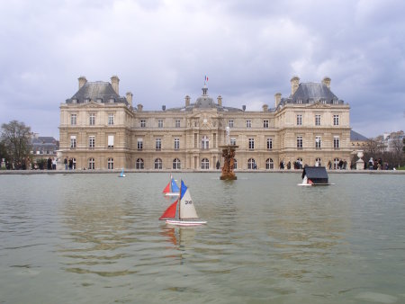 I giardini del Lussemburgo. Un pomeriggio Pasquale da brivido per me italiano freddoloso, ma, a vedere questi parigini giocare a scacchi nel parco e questi bimbi con le barchette a vela nella fontana, ti viene proprio da pensare. Tutto è veramente relativo. Sembra davvero che qui ci si diverta con poco. Una scacchiera, una barchetta a vela spinta con un bastoncino ed un vento freddo birichino. Altro che PS2 o 3. Mi consolo spingendo la mia famigliola in un caffè. Al caldo ci gustiamo due crep al cioccolato, panna e banane un tè ed una cioccolata calda (32 Euro! Mica poco, vero?). Ma era proprio l'ultima occasione e quindi crepi l'avarizia, si vive una volta sola. Parigi vale almeno una Crep.