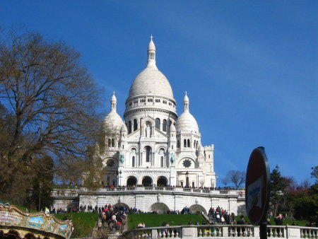 Monmartre. Su una collinetta. Parigi non è in pianura, ma adagiata su dolci pendii. A dir la verità dal metro in basso alla chiesa il pendio non era poi mica tanto dolce; ma sarà l'età, o meglio, ormai sono 3 giorni che cammino da 'mane a sera' e le ginocchia mi fanno 'giacomo giacomo'.