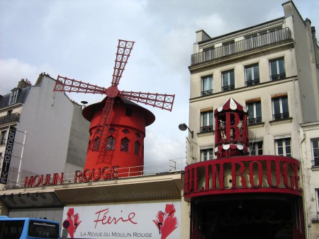 Lì nei pressi un altro mito di Parigi, il 'Moulin Rouge'. Mi sono trovato un po' imbarazzato nel visitare questo posto, ma la curiosità mi ha spinto almeno ad avvicinarmi all'entrata.