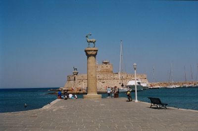 L'entrata del porto di Rodi citta. Qui pare fosse stato eretto il famoso colosso. Ma le notizie sono contrastanti. Rodi è una bella cittadina. Assolutamente da visitare la città vecchia. (Potete evitare la visita all'acquario)