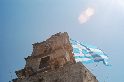 Durante la nostra vacanza la nazionale di calcio Greca ha vinto gli europei 2004. Non vi dico la gioia di questa gente, tanto più che si era anche in preparazione delle olimpiadi ospitate quest'anno ad Atene. Qui in foto la bandiera greca sulla torre dell'orologio in centro a Rodi.