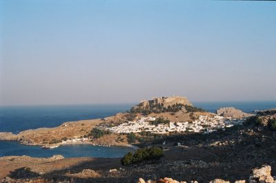 Lindos è uno stupendo paesino ai piedi di una rocca ed è dichiarato patrimonio dell'umanità. Per salvaguardarlo non sono stati costruiti nè grandi alberghi nè villaggi turistici. Questo non vuol dire che non ci siano turisti, tuttaltro. Nelle bianche e strette viuzze di Lindos i turisti, soprattutto inglesi, la fanno da padrone. Ma il tutto è ben proporzionato e carino. Un'atmosfera di vacanza e tranquillità comunque viene percepita, anche se qualche locale tiene lo stereo effettivamente un po' alto.