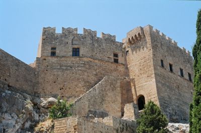 La vista la castello è leggermente impegnativa vista la salita ed il sole. Ci si può far aiutare dagli asini che per modici 5 euro ti portano fin su. Ma io non me la sentivo di sovraccaricare con i miei 90 kg quelle povere bestiole. In groppa ad uno di essi ci è quindi andata solo la mia gringhellina, sicuramente più leggera.