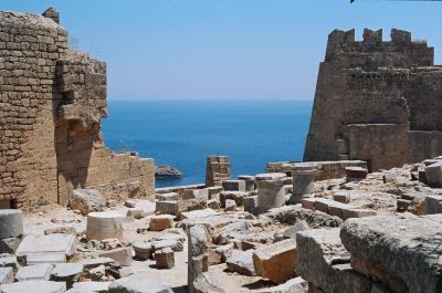 Qui siamo in cima alla rocca. Il caldo ci asfissiava, ma il panorama sul mare ha ripagato i nostri sforzi. Per quanto riguarda le note storiche vi rimando a qualche guida turistica che si può trovare in paese a Lindos, anche in italiano.