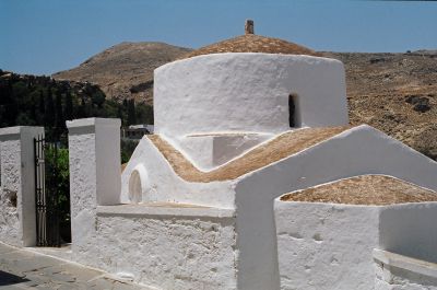 Anche i monasteri sono onnipresenti sull'isola. Le chiesette molto curate e per la maggior parte aperte alla visita si possono trovare anche nei posti più sperduti. Sono tutte dedicate a Santi. Cercate le scritte 'Monastyr Agios ...'