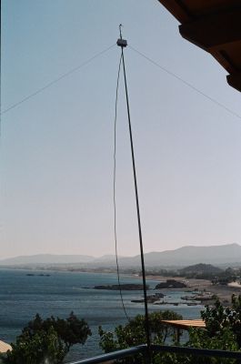 Durante la permanenza, la stazione SV5/IZ4CCO ha operato con una windom ed un dipolo sui 20m. Ho montato il dipolo con balun 1/1 (il tutto home made) sulla solita canna da pesca di 5m sul balcone. Come si vede in foto, il dipolo poteva essere rimosso velocemente. In caso di vento, infatti, volevo essere più tranquillo e quindi smontavo tutta la parte aerea abbassando semplicemente la canna da pesca telescopica.