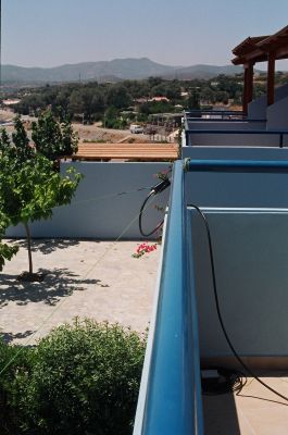 I qso più interessanti per i rapporti ricevuti sono stati però quelli con la windom. Anch'essa autocostruita con balun 1/6. La windom lunga 40 metri era agganciata sul vertice/balun alla ringhiera del balcone e gli estremi si attaccavano ad arbusti nel giardino sulla scogliera sottostante. Nonostante l'altezza bassa sul suolo (circa 5m) funzionava molto bene.