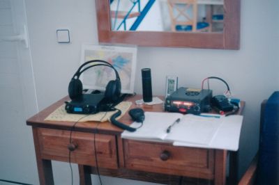La stazione. FT817, alimentatore, cuffia, microfono, pila, orologio UTC, log e cartina. QRP Max 5W. E' la prima volta che effettuo QSO in QRP abbastanza facilmente. Con una stazione italiana ho addirittura fatto una prova passando ai 2,5W, 1W e 0,5W (ssb+windom). Riuscivo anche con 0,5W a farmi sentire. Certo, il merito era anche delle antenne del corrispondente.