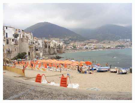 La spiaggia sabbiosa è proprio in paese. Si può mangiare in un bel ristorantino su una terrazza sul mare e a due passi sdraiarsi al sole. Nonostante la vicinanza del paese l'acqua è limpidissima e ottimamente balneabile.