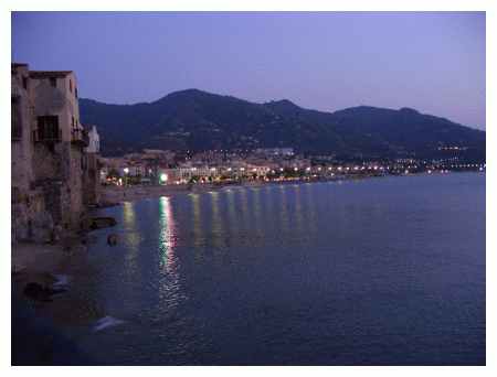 Una vista notturna del litorale. Scegliete un ristorante con balconcino sul mare e godetevi una cenetta a base di pesce. Questo è la veduta. Romantico vero?