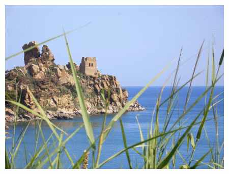 Sulla statale da Sant'Ambrogio a Cefalù all'ingresso del paese incontriamo Torre Kalura. Altra torre di avvistamento che insieme a torre di Sant'Ambrogio provvedeva alla difesa dalle incurioni nemiche.