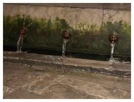 L'acqua sgorga fresca da queste bocchette. Di vasca in vasca procede verso il mare e dona al luogo un senso di tranquillità e naturale frescura. Vicino al lavatoio c'è un ristorante che consiglio. Cercate il pirata o qualcosa del genere.