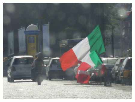 Perchè comincio con le bandiere dell'Italia? Per un caso fortuito, naturalmente, la partenza del traghetto da Napoli per Palermo coincideva con la partita Italia-Australia (1-0 su rigore di Totti all'ultimo minuto). In foto Napoli; la strada che porta all'imbarco imbandierata come non ho mai visto.