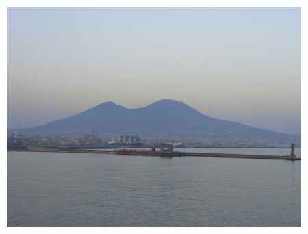 Il Vesuvio visto dalla nave dopo la partenza da Napoli. Non ho mai capito se il cratere è quello a dx o a sx in foto. Mi piacerebbe andarci su a vedere la caldera.