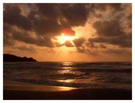 Purtroppo come tutto anche le cose belle finiscono. L'ultimo tramonto sulla spiaggia di Cefalù. La spiaggia di Sapore di Sale, Sapore di Mare. Molte spiagge della Sicilia rivendicano questa paternità; a me piace immaginarla qui, tra gli sbuffi del maestrale con il duomo sullo sfondo e io con xyl e gringhelli a farci accarezzare dalle ultime onde in una spiaggia ormai deserta. ...Arrivederci a Cefalù. 73' e 88'